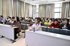 <strong>英语和高级翻译学院新学期学生大会竣事</strong>